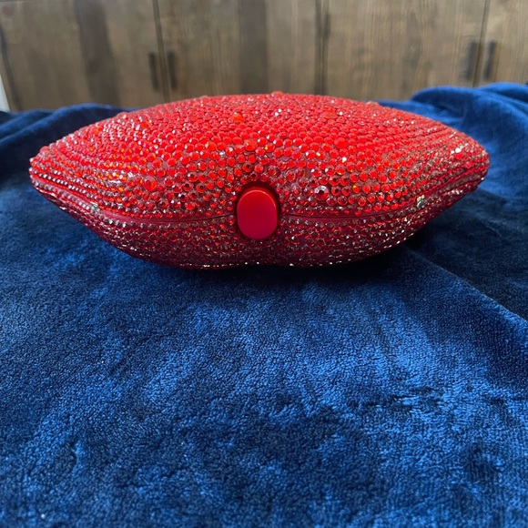 Heart Shaped Clutch - Picture 2 of 4